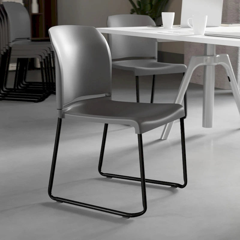 Chaise empilable en plastique multicolore à piètement luge, une place