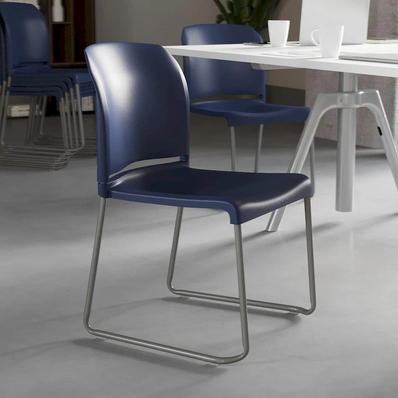 Chaise empilable en plastique multicolore à piètement luge, une place